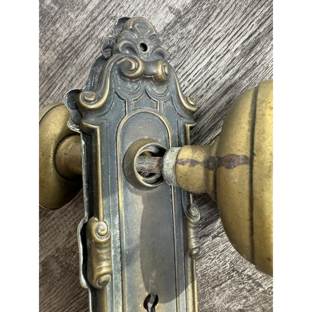 Antique Bronze Meridian Yale & Towne Oval Door Knob Set Salvage Neoclassicical - Picture 8 of 16
